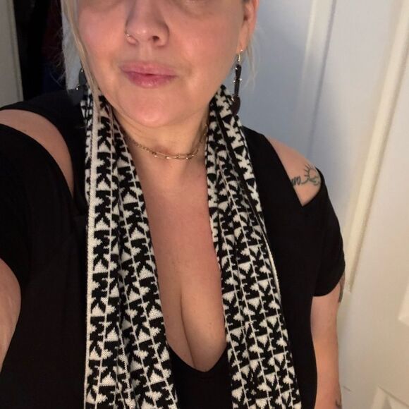 Black and Cream Patterned Fabric - Picture 1 of 9